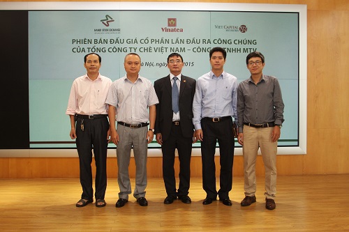 Ông Nguyễn Anh Phong, Phó Tổng Giám đốc Sở GDCK Hà Nội (thứ 2 từ trái sang) chụp ảnh kỷ niệm cùng với lãnh đạo doanh nghiệp Tổng Công ty Chè Việt Nam