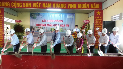Đại diện Vietcombank cùng các ban ngành trên địa bàn huyện Long Mỹ thực hiện nghi thức khởi công xây dựng công trình Trường mầm non Họa Mi
