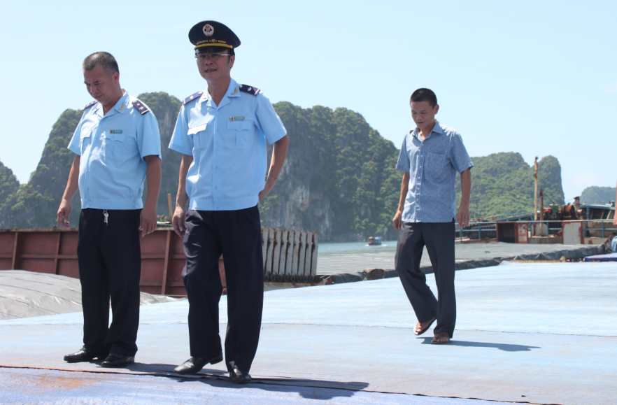 Hải quan Quảng Ninh kiểm tra tàu vận chuyển than, quặng.