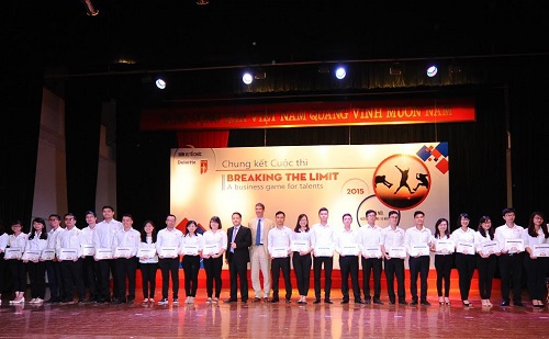 Ngài Giles Lever - Đại sứ Vương quốc Anh tại Việt Nam trao chứng nhận thực tập sinh tại Deloitte Việt Nam cho các thí sinh lọt vào vòng Chung kết