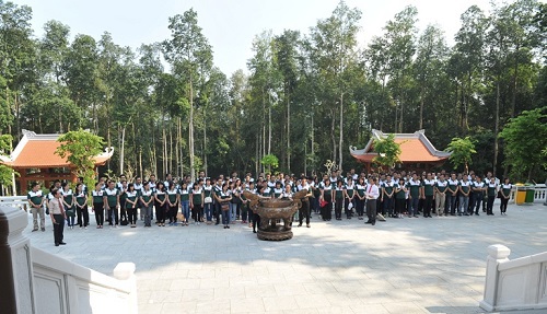 Lớp học dâng hương tại Đền thờ Bác Hồ, khu di tích Trung ương thời kỳ chống Mỹ (K9 – Đá Chông).