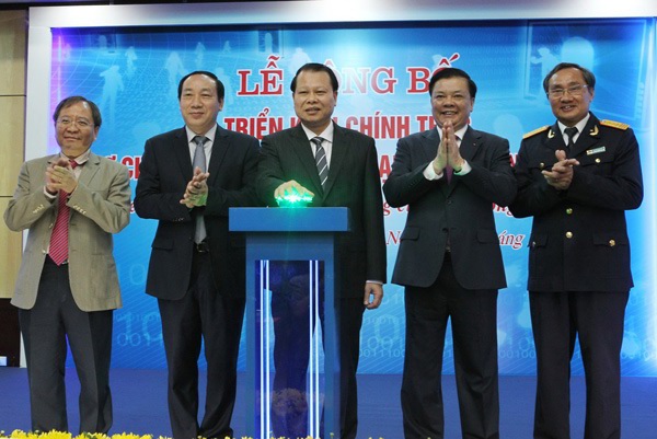 Phó Thủ tướng Vũ Văn Ninh nhấn nút chính thức triển khai NSW giữa Bộ Tài chính và Bộ Giao thông vận tải (ngày 12/11/2014)
