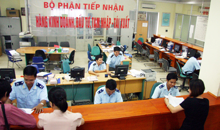 Cán bộ công chức Chi cục Hải quan cửa khẩu Đình Vũ (Hải quan Hải Phòng) hướng dẫn khách hàng làm thủ tục thông quan.