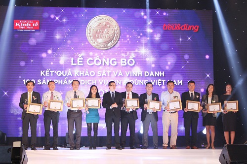 Đại diện NCB - thứ 4 từ phải sang nhận giải thưởng Tin và Dùng