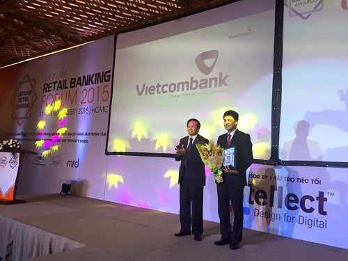 Đại diện Vietcombank, ông Huỳnh Song Hào, Giám đốc Khối Bán lẻ (bên phải) nhận giải thưởng Ngân hàng bán lẻ tiêu biểu 2015