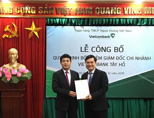 Ông Nghiêm Xuân Thành - Chủ tịch HĐQT Vietcombank (bên trái) trao Quyết định bổ nhiệm Giám đốc Vietcombank Tây Hồ cho ông Nguyễn Thanh Tùng
