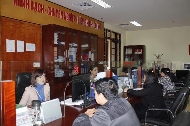 Cán bộ thuế Lào Cai hướng dẫn chính sách thuế cho người nộp thuế