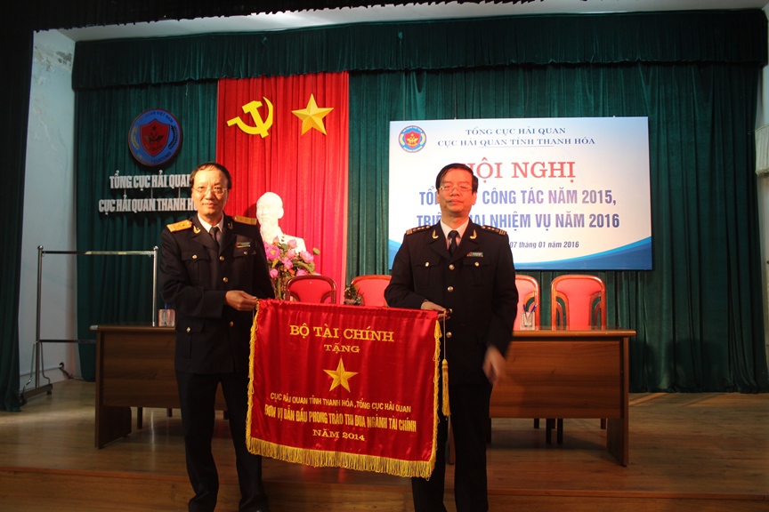 Ông Nguyễn Công Bình – Phó Tổng cục trưởng Tổng cục Hải quan tặng “Cờ thi đua đơn vị dẫn đầu ngành Tài chính” của Bộ Tài chính cho Cục Hải quan Thanh Hóa