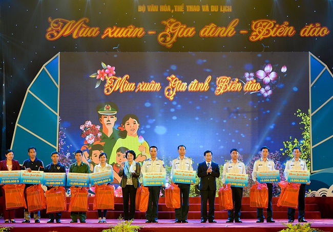 Bà Nguyễn Thị Kim Ngân, Ủy viên Bộ Chính trị, Chủ tịch Quốc hội nước CHXHCNVN và ông Nguyễn  Ngọc Thiện, Bộ trưởng Bộ Văn hóa, Thể thao và Du lịch trao quà và sổ tiết kiệm cho các chiến sĩ và gia đình chiến sĩ