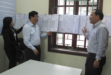 Đại diện Đoàn giám sát của Thường trực HĐND tỉnh kiểm tra việc niêm yết danh sách cử tri tại phường Quang Trung (thành phố Thái Bình).