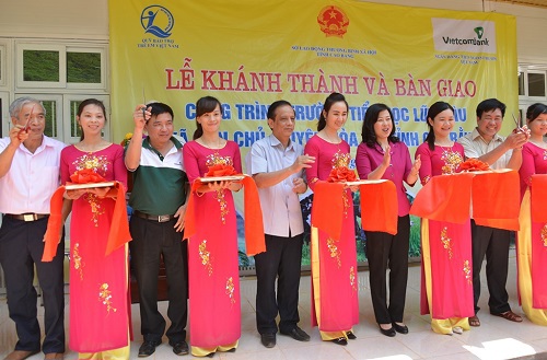 Các đại biểu tham dự Lễ cắt băng khánh thành Trường Tiểu học Lũng Lìu, xã Dân Chủ, huyện Hòa An, tỉnh Cao Bằng