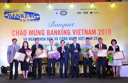 Đại diện tập thể Vietcombank, ông Nguyễn Danh Lương - Ủy viên HĐQT, Phó Tổng giám đốc đón nhận sự vinh danh, đồng thời vinh dự nhận Bằng khen của Thống đốc NHNN dành cho cá nhân đạt thành tích xuất sắc trong hoạt động khoa học và công nghệ ngân hàng giai