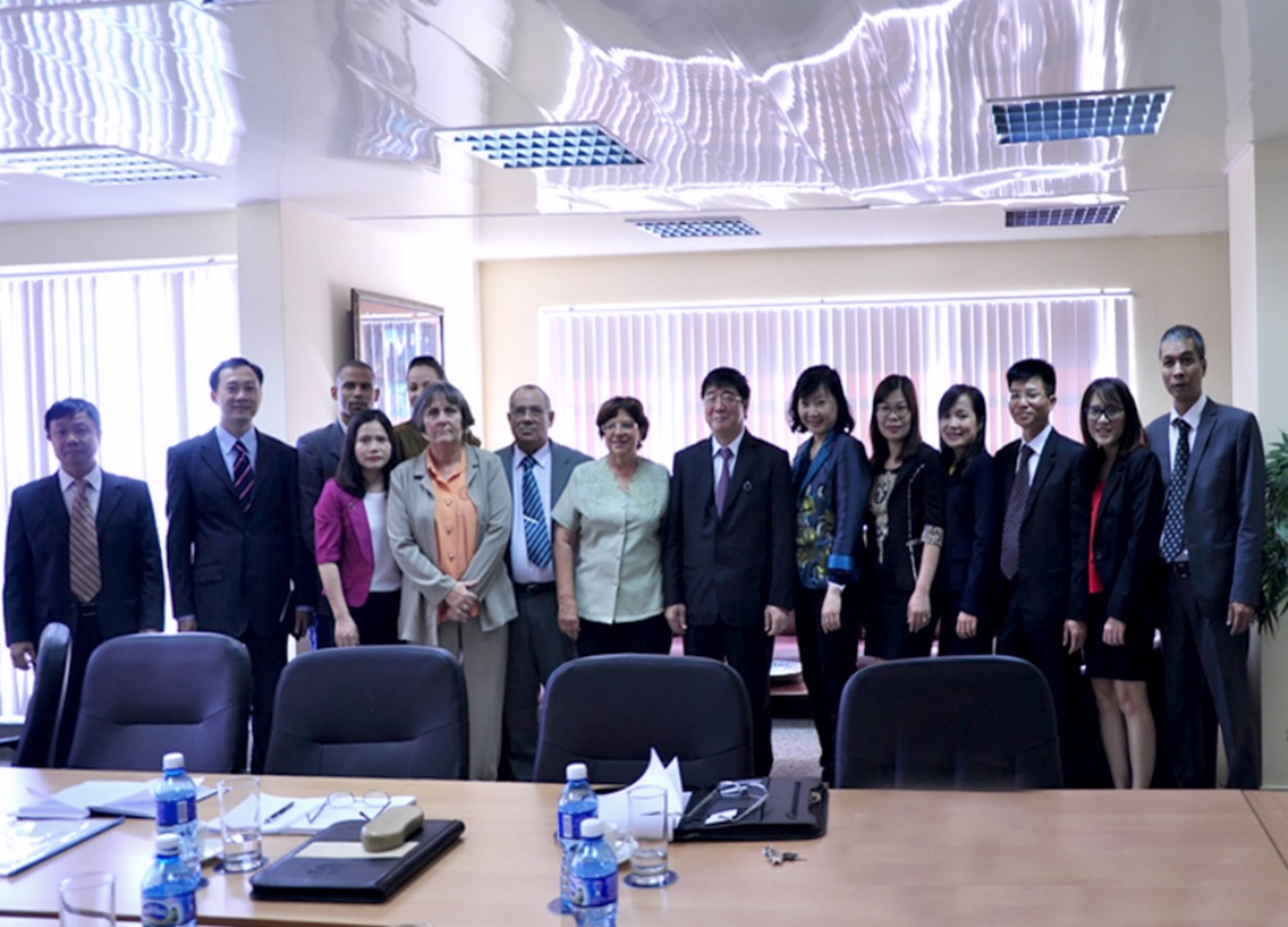 Bà Lina Pedraza Rodriguez chụp ảnh lưu niệm với đoàn công tác KBNN Việt Nam sau buổi làm việc tại Bộ Tài chính và Vật giá Cuba