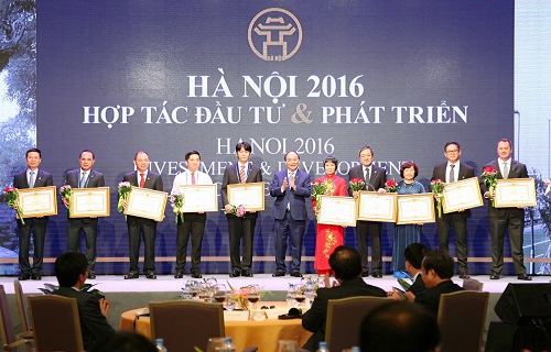 Đại diện Vietcombank (thứ 4 từ trái sang) nhận Bằng khen của Thủ tướng Chính phủ đối với thành tích trong sản xuất kinh doanh, đóng góp tích cực vào sự phát triển kinh tế - xã hội của thành phố Hà Nội, góp phần vào sự nghiệp xây dựng chủ nghĩa xã hội và b