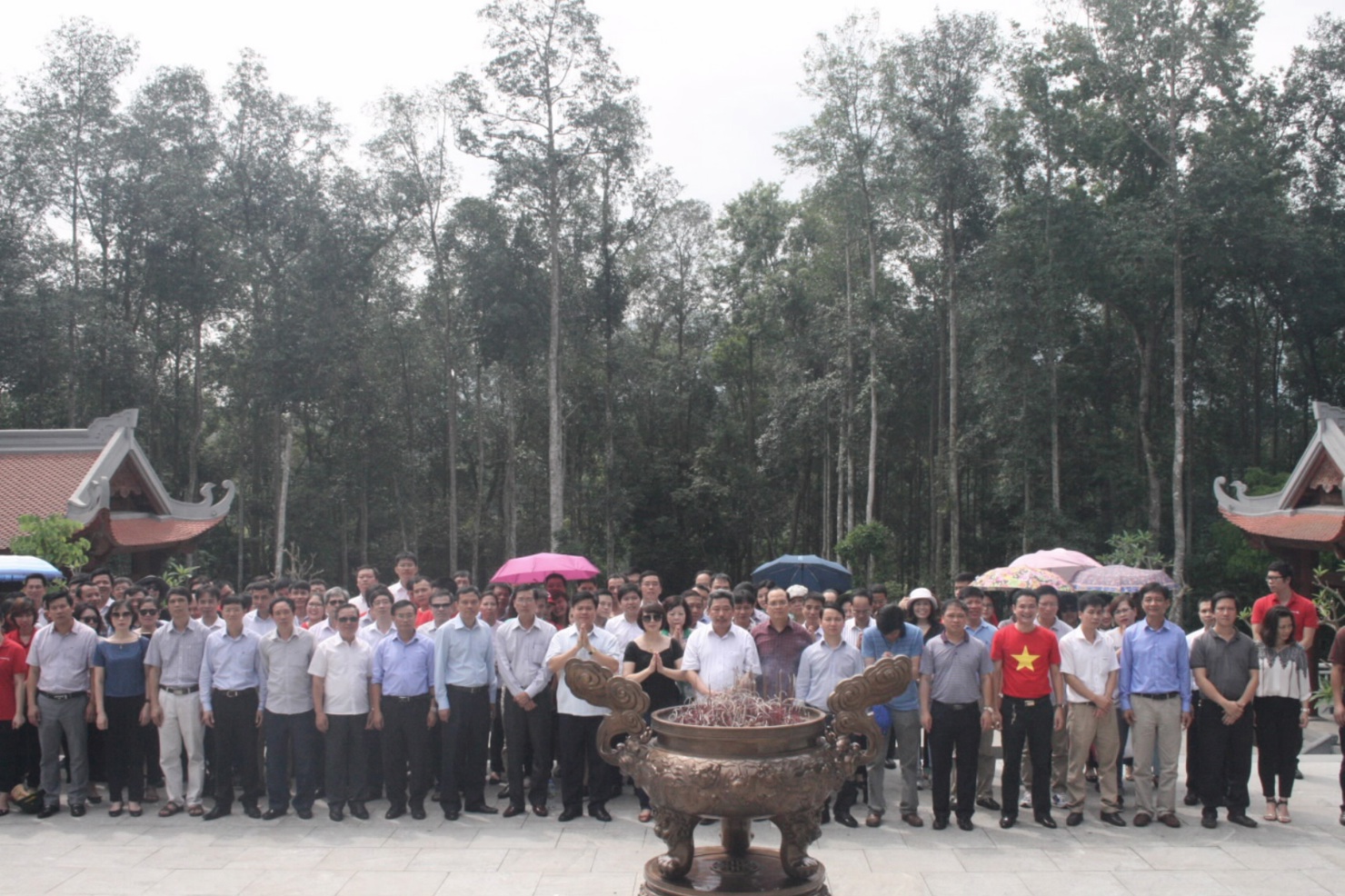 Cán bộ, đảng viên Công ty TNHH Mua bán nợ Việt Nam, Công ty Cổ phần In Tài chính, Công ty Xổ số Điện toán Việt Nam dâng hướng tưởng niệm Bác
