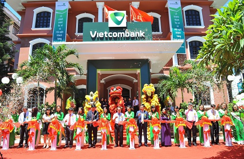 Lãnh đạo tỉnh Thừa Thiên Huế  và lãnh đạo Vietcombank tham gia cắt băng khánh thành Trụ sở mới của Vietcombank Huế