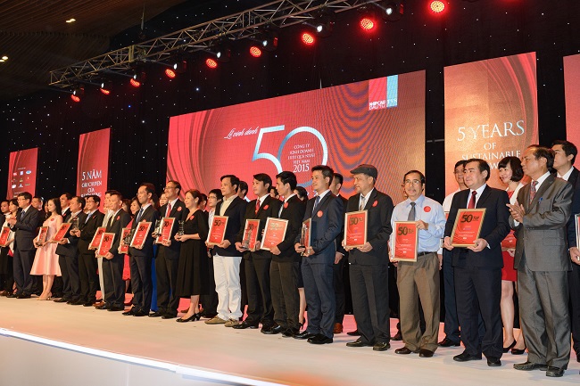 Ông Đào Hảo – Phó Tổng Giám đốc Vietcombank (hàng đầu, thứ 3 từ phải sang) nhận Chứng nhận Top 50 Công ty kinh doanh hiệu quả nhất Việt Nam năm 2016