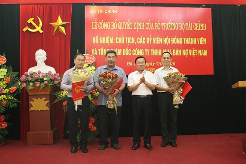 Thứ trưởng Bộ Tài chính Trần Văn Hiếu trao quyết định bổ nhiệm cho Ban Lãnh đạo mới của DATC
