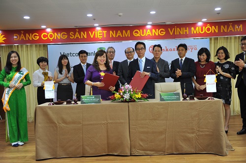 Bà Trương Thị Thúy Nga và ông Hideyuki Yamamoto ký kết hợp đồng hợp tác giữa 2 bên