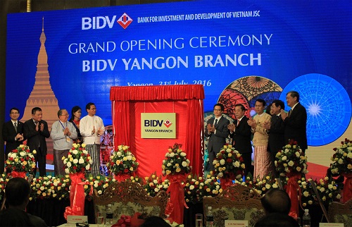 Phó Tổng thống Myanmar Henry Vanthio và Phó Thủ tướng Vũ Đức Đam mở biển đồng Chi nhánh Yangon 