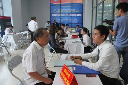 Cùng với nhiều hình thức hỗ trợ khác, Chính phủ sẽ thực hiện hỗ trợ xây dựng, phát chuyên trang, chuyên mục về trợ giúp pháp lý bằng tiếng Việt, tiếng dân tộc trên Đài Truyền thanh xã