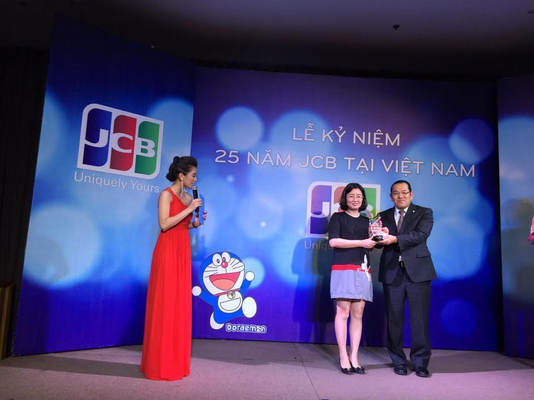 Bà Nguyễn Hồng Vân - Phó Giám đốc Trung tâm Thẻ Vietcombank nhận giải thưởng do ông Koremitsu Sannomiya – Giám đốc điều hành JCB International trao tặng