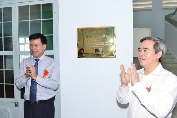 Ông Nguyễn Văn Bình - Ủy viên Bộ Chính trị, Bí thư TW Đảng, Trưởng ban Kinh tế TW (bên phải) và ông Phạm Mạnh Thắng – Phó Tổng giám đốc Vietcombank kéo băng khánh thành công trình Trường tiểu học Vĩnh Thuận do Vietcombank tài trợ
