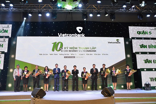 Lãnh đạo Vietcombank và Lãnh đạo TP. Hồ Chí Minh trao tặng kỷ niệm chương cho Giám đốc 8 Chi nhánh Vietcombank