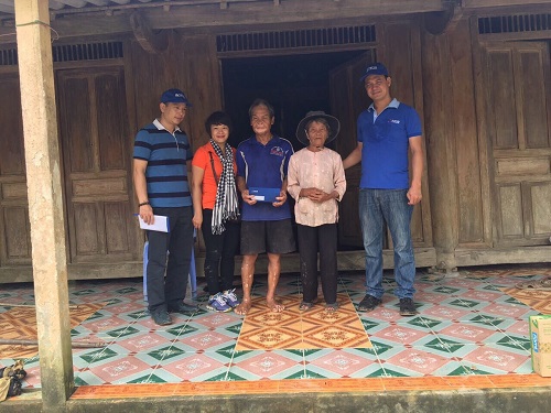 Đại diện Công đoàn NCB trao tặng quà cứu trợ cho các hộ gia đình tại huyện Hương Khê, tỉnh Hà Tĩnh