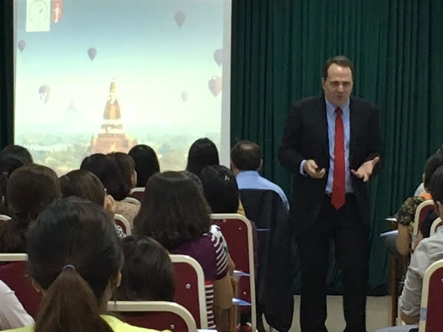 TS. Mike Turner - Chuyên gia hàng đầu thế giới trong lĩnh vực chuẩn mực kế toán quốc tế của ICAEW giảng dạy các khóa đào tạo