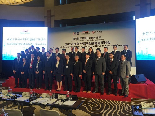Các đại biểu chụp ảnh lưu niệm tại Diễn đàn các công ty quản lý tài sản công quốc tế (IPAF)