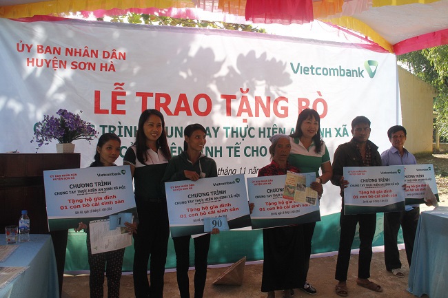 iềm vui của bà con bốc thăm nhận bò do Vietcombank Quảng Ngãi trao tặng