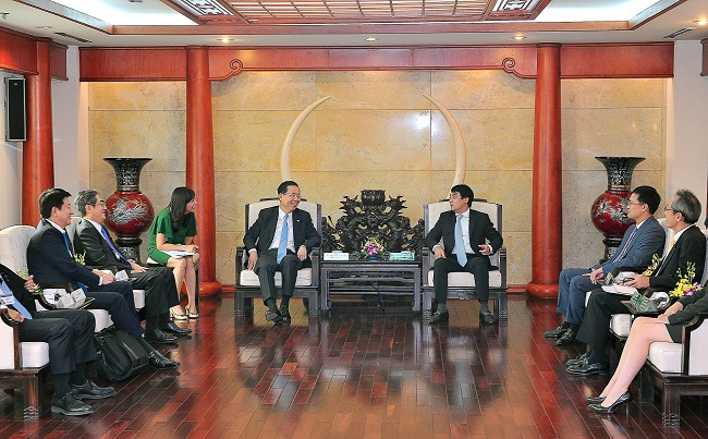 Ông Nghiêm Xuân Thành - Chủ tịch Hội đồng Quản trị Vietcombank (bên phải) và ông Hayashi – Chủ tịch kiêm Tổng giám đốc Mizuho thảo luận về mối quan hệ hợp tác chiến lược giữa hai ngân hàng