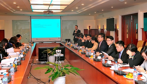 Đại diện đơn vị tư vấn Oliver Wyman trình bày tại buổi lễ