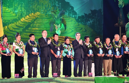 Đồng chí Nguyễn Thiện Nhân - Chủ tịch Ủy ban TƯ MTTQ Việt Nam (thứ 4 từ trái sang) và đồng chí Nguyễn Văn Bình - Trưởng Ban Kinh tế Trung ương, Trưởng Ban chỉ đạo Tây Bắc chụp ảnh cùng các đại biểu tiêu biểu, uy tín