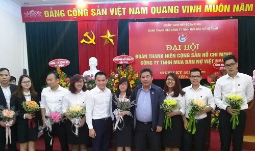 Lãnh đạo DATC tặng hoa chúc mừng BCH Đoàn Thanh niên Công ty nhiệm kỳ 2017-2022