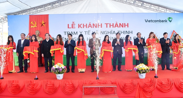 Ông Nghiêm Xuân Thành - Bí thư Đảng ủy, Chủ tịch HĐQT Vietcombank (thứ 6 từ trái sang) cùng các đại biểu căt băng khánh thành Trạm Y tế xã Nghĩa Thịnh, huyện Nghĩa Hưng, tỉnh Nam Định do Vietcombank tài trợ