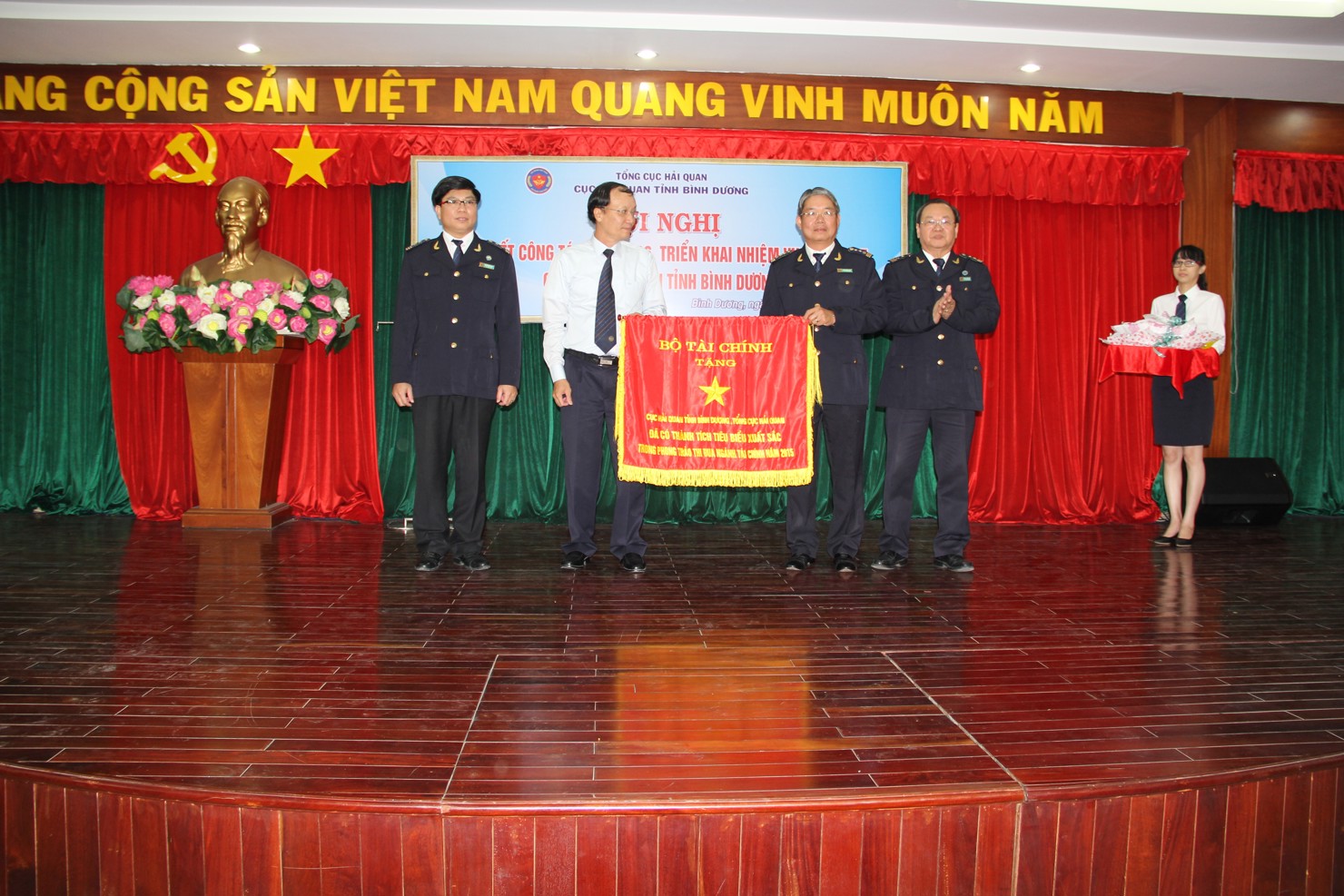Cục Hải quan Bình Dương đón nhận Cờ thi đua của Bộ Tài chính
