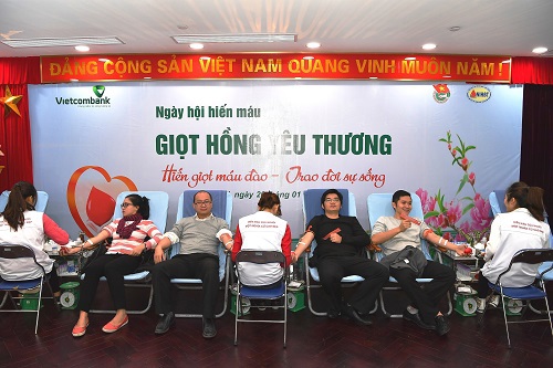 Các đoàn viên thanh niên Vietcombank tham gia hiến máu trong Ngày hội hiến máu nhân đạo “Giọt hồng yêu thương”