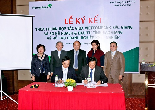 Đại diện Sở Kế hoạch và Đầu tư tỉnh Bắc Giang và Đại diện Vietcombank Bắc Giang (ngồi bên phải) ký kết thỏa thuận hợp tác hỗ trợ doanh nghiệp khởi nghiệp  ảnh 2:  Vietcombank Bắc Giang đã k