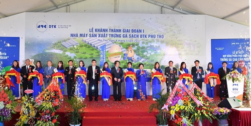 (1) Ông Nghiêm Xuân Thành – Chủ tịch HĐQT Vietcombank (thứ 2 từ phải sang) cùng các đại biểu cắt băng khánh thành Nhà máy sản xuất trứng gà sạch ĐKT Phú Thọ