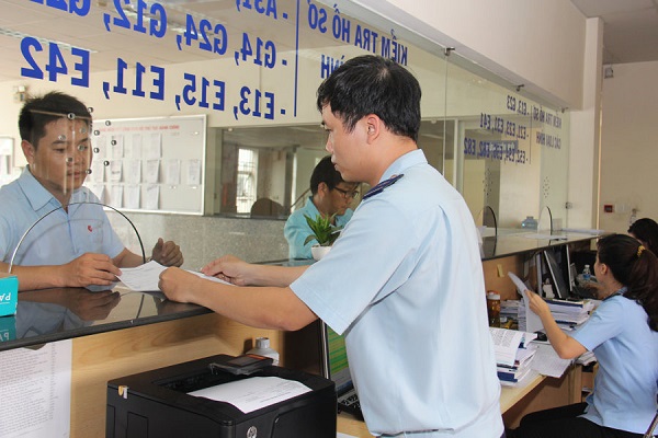 Cán bộ công chức Hải quan Bình Dương hướng dẫn thủ tục hải quan cho doanh nghiệp