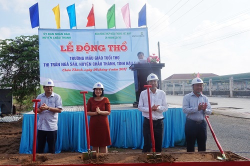 Ông Nguyễn Văn Bảy – Bí thư Huyện ủy huyện Châu Thành (ngoài cùng bên trái) và Bà Nguyễn Thị Hoàng Phúc - PGĐ Vietcombank Cần Thơ cùng các đại biểu thực hiện nghi thức động thổ xây dựng Trường mẫu giáo Tuổi thơ 