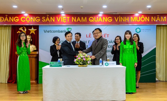 Ông Đặng Hoài Đức – Giám đốc Vietcombank TP. Hồ Chí Minh (hàng đầu bên trái) và ông Lê Văn Minh – Tổng giám đốc Công ty cổ phần Đầu tư Địa ốc Vạn Phúc, thành viên HĐQT Tập đoàn Đại Phúc (hàng đầu bên phải) ký thoả thuận hợp tác toàn diện