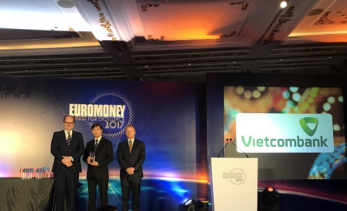 Đại diện Vietcombank nhận giải thưởng “Ngân hàng tốt nhất Việt Nam năm 2016” do Tạp chí Euromoney trao tặng