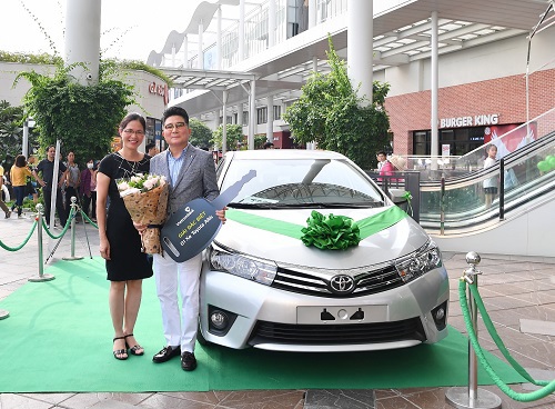 Ông KOH HO SEONG - Chủ tịch HĐQT, Giám đốc điều hành Công ty TNHH PNG Việt Nam chụp hình lưu niệm tại sản phẩm giải Đặc biệt