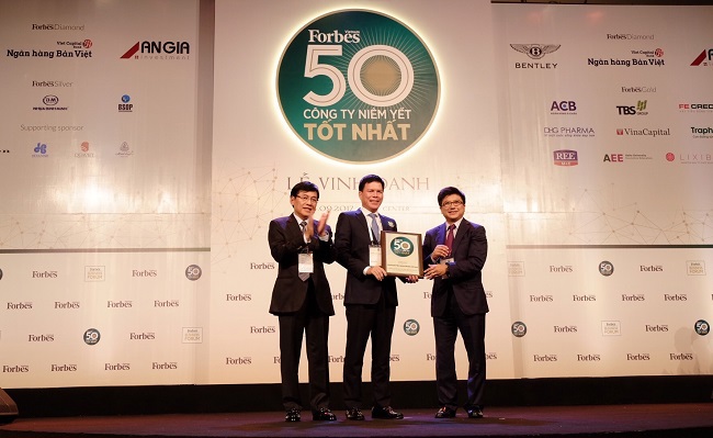 Đại diện Vietcombank, ôngPhạm Mạnh Thắng – Phó Tổng Giám đốc (giữa)nhận giải thưởng do Tạp chí Forbes trao tặng