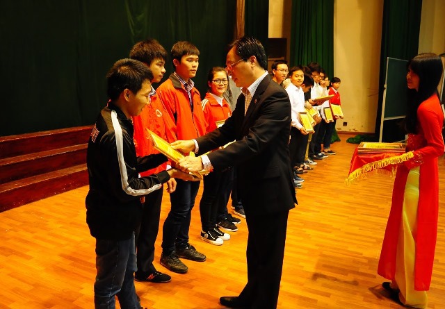 Lãnh đạo PVCFC trao học bổng cho các em học sinh, sinh viên nghèo vượt khó vươn lên trong học tập