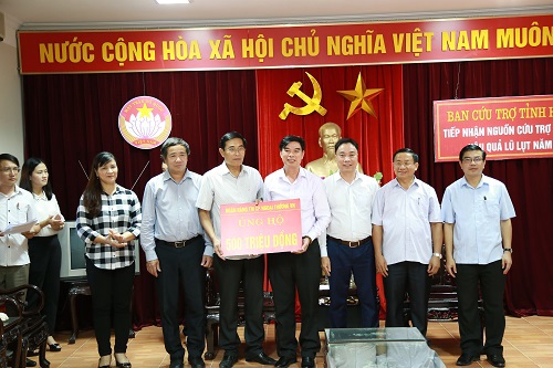 Đại diện Vietcombank, ông Vũ Tiến Duật - Phó Bí thư thường trực Đảng ủy (thứ 34 từ phải sang) trao tượng trưng số tiền 500 triệu đồng giúp đồng bào các tỉnh Hà Tĩnh khắc phục hậu quả bão lụt