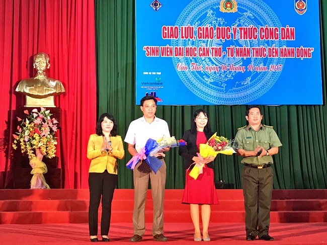 Bà Vương Thị Thanh An - Phó Giám đốc Vietcombank Cần Thơ (thứ hai từ phải sang) nhận hoa cảm ơn từPGS.TS. Trần Thị Thanh Hiền– Phó Hiệu trưởng Trường Đại học Cần Thơ (ngoài cùng bên trái) và Thượng tá Đinh Văn Nơi –Phó Giám đốc Công an thành phố Cần Thơ (